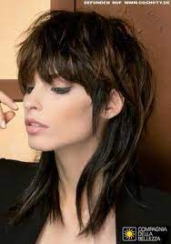 A standard layered hairstyle is usually composed of two layers with shorter hair tracing the face, but many also choose to go for lots of layers. Pin On Frisuren
