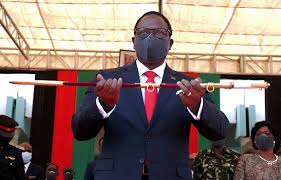 malawian president dissolves cabinet on
