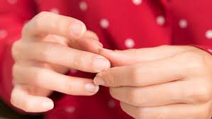 what causes fingernails to split down