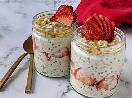 overnight oats with strawberries and