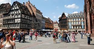 La moderna estrasburgo se caracteriza por su centro medieval, sus museos y sus restaurantes ganadores de premios. Estrasburgo