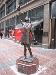 The legendary actress, who died wednesday at age 80, became known as the small screen's beloved. Mary Tyler Moore Statue Downtown Minneapolis I Was Actually There The Day Mary Threw Her Hat In T Mary Tyler Moore Mary Tyler Moore Show Minneapolis St Paul