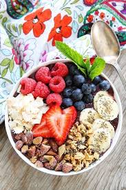 smoothie bowl with berries bananas