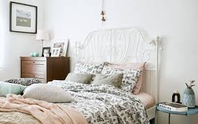 Цветовете като зелени стени с бели възглавници с малки точици по тях може да променят изцяло изгледа на вашата спалня. Edna Spalnya Dve Vizii Ikea Blgariya