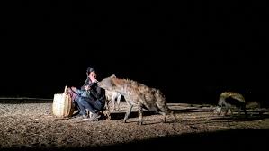 L'homme qui nourrit les hyènes - À la rencontre du monde