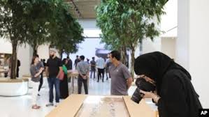 apple opens first arab world s in