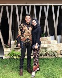 Baju kondangan dengan celana panjang pun mudah digunakan dan tidak ribet, terutama untuk hijaber. 8 Inspirasi Kebaya Couple Dengan Hijab Buat Kondangan