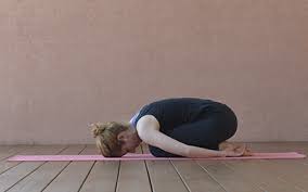 Es gibt übungen, die sind ganz kurz, ganz leicht, brauchen kaum platz. 7 Einfache Yoga Ubungen Die Immer Jedem Guttun