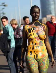 Nackte frau bodypainting