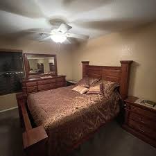 beautiful like new queen bedroom set