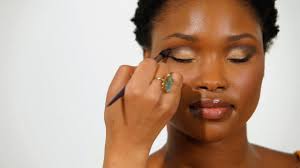 how to apply eye shadow to eye creases