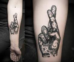 11 необычных татуировок в виде скрещенных пальцев
