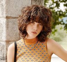 Still popular 70s feathered haircuts for curly hair. 122 Super 70 S Hairstyles That You Ll Love