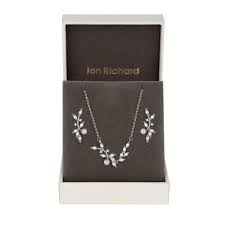 pearl vine jewellery set in a gift box