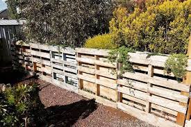 63 Easy Pallet Fence Ideas That Give
