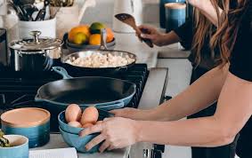 can you cook eggs in enameled cast iron