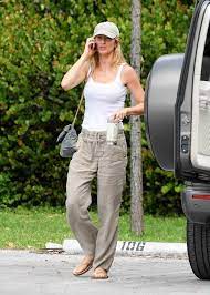 https://www.yahoo.com/lifestyle/gisele-b-ndchen-wore-pants-190000301.html gambar png