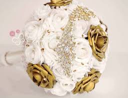 Composizione di fiori estiva con girasoli e rose gialle un regalo anche per nozze d'oro (50 anni di matrimonio) o per compleanni come un diciottesimo, . Quali Fiori Regalare Per L Anniversario Di Matrimonio E Dove Trovarli Online