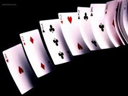 El poker de los juegos de cartas más famosos en todo el mundo, debido principalmente a la cantidad de apuestas y torneos que están relacionados con este juego, convirtiéndose en una de las actividades principales que se pueden encontrar en los casinos. Cartas De Poker Volando 1097 Cartas Poker Juegos De Cartas