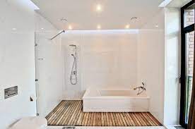 Licin itu juga disebabkan karena air sabun bekas mandi tidak tuntas. 12 Motif Lantai Kamar Mandi Terbaik Ini Pasti Buat Kamu Kagum