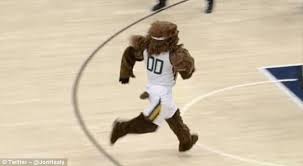 Since jazz bear's introduction, he has performed at over 800 jazz home games. Nba Playoffs Utah Jazz S Mascot Obliterates Clippers Fan Daily Mail Online