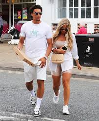 Billy marched around the pitch demanding the ball and instructing his teammates where to pass the ball at. Injured English Star Trent Alexander Arnold And His Girlfriend Have Lunch In Cheshire