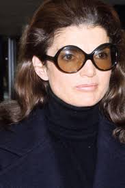 What was jackie kennedy reaching for when president kennedy was shot? Star Style Der Stil Von Jackie Kennedy Onassis Vogue Germany