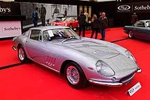 La 275 gtb nacque nel 1964 come erede delle ferrari 250, rispetto ad esse però assumeva caratteristiche tecniche innovative.su tutte le 275 vennero adottate, per la prima volta su una vettura gran turismo ferrari, le sospensioni a 4 ruote indipendenti e il cambio a 5 marce; Ferrari 275 Wikipedia