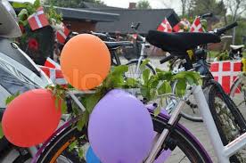 Sidste skoledag med cykler pyntet med ... | Stock foto | Colourbox