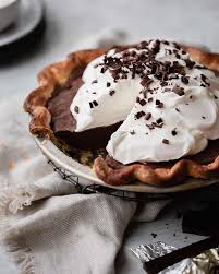 chocolate pudding pie with whipped