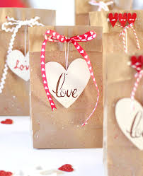 These funny valentine's day gifts are sure to lighten the mood. Easy Valentine S Day Favor Bags And More Remodelando La Casa