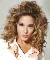 Dry curly hair curly hair styles natural hair styles porous hair pretty hairstyles hairstyle ideas african hairstyles fitness models metal hair clips. Nancy Travis Medium Curly Dark Caramel Blonde Hairstyle With Blonde Highlights