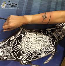 Fenua Tattoo - Bonjour mes Fenuanautes, Pour aujourd'hui , je vous propose  un tatouage polynésien féminin en bracelet 😉 Et pour des centaines de  Photos et vidéos mes sites : Pour le