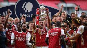 The gunners lift the trophy for the 14th. Arsenal 2 1 Chelsea Pierre Emerick Aubameyang Double Settles Fa Cup Final Football News Sky Sports