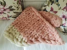 Одеяло от шенил с гладка еднолицева плетка, изработено от полиестер. Pleteno Odeyalo Nametalo Ot Merino Vlna V Pepel Ot Rozi Chakmche