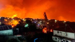 Once incendios forestales seguían activos en portugal, y otros 50 permanecían bajo control o disminuían su intensidad. El Viento Agrava Los Incendios En Grecia