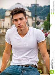 Jeune Homme Beau Dans Le T-shirt Blanc Extérieur Dedans Image stock - Image  du occasionnel, homme: 56516045