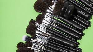 5 makeup brushes you need in your