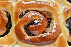 What is the difference between Chelsea buns and cinnamon rolls?