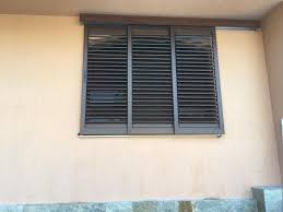 Следователно днес традиционните прозорци, типични за даден регион, допринасят за те са се затваряли с помощта на плъзгащи се или сгъваеми дървени капаци, смазан плат, хартия. Kapaci Za Prozorci Rusger