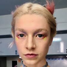 Hunter schafer plays jules in the pilot episode of hbo's euphoria. I Recreated 6 Looks From Hbo S Euphoria And I M Never Going Back Buro 24 7 Malaysia