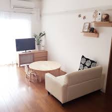 ものが少ない家で暮らす これがすっきりミニマルの秘密 インテリア 部屋 リビング