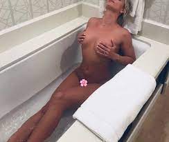 Nudes bathtub