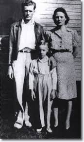 Gladys love presley was born on month day 1912, at birth place, mississippi, to robert lee smith and octavia levenia doll smith. Vernon Elvis And Gladys Presley C 1941 Oldschoolcool