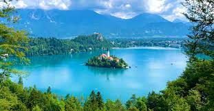 ブレッド湖｜「アルプスの瞳」と称されるスロベニア必見スポットとは？湖に浮かぶ教会の絶景！｜添乗員さん@旅行情報局