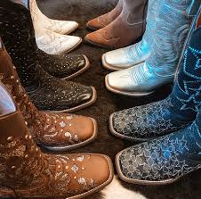 Patricinha caipira: moda sertaneja vira tendência urbana com bota western e chapéu de strass | Moda e beleza | G1