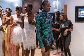 Le modèle de bazin le plus convoité par les hommes est le bazin riche getzner. Dakar Fashion Week 2019 Ces Cinq Designers Qui Ont Ebloui Le Premier Defile Jeune Afrique