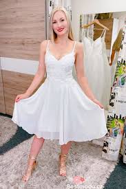 bílé plesové šaty s rukávem