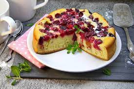 Сладкий заливной пирог на кефире с ягодами рецепт с фото пошагово -  1000.menu