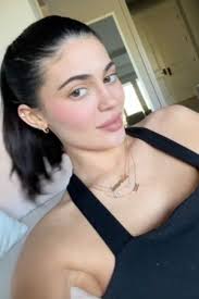 kylie jenner flaunts her natural beauty